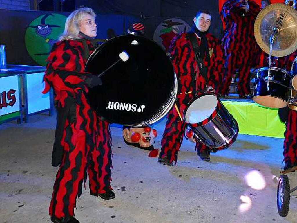 Narren beim Guggen-Openair in Oberwihl