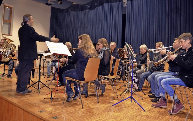 Die grte Formation beim Konzert erwa...asse unter  Wolfgang Wetzels Leitung.   | Foto: Silke Hartenstein