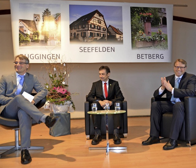 Beim Neujahrsempfang in Buggingen mode...eujahrsbrezel an (jeweils von links).   | Foto: Sigrid Umiger