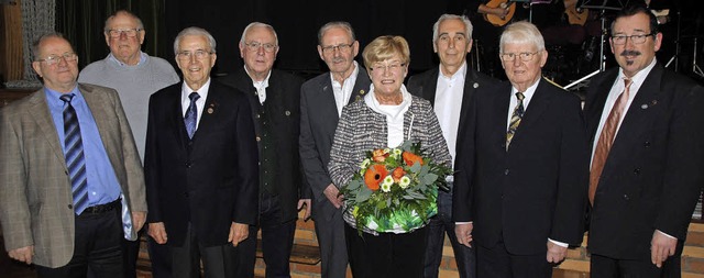 Vorsitzender Ulrich Obrist (rechts) eh...nacker, Martin Burger und Kurt Ernst.   | Foto: Sedlak