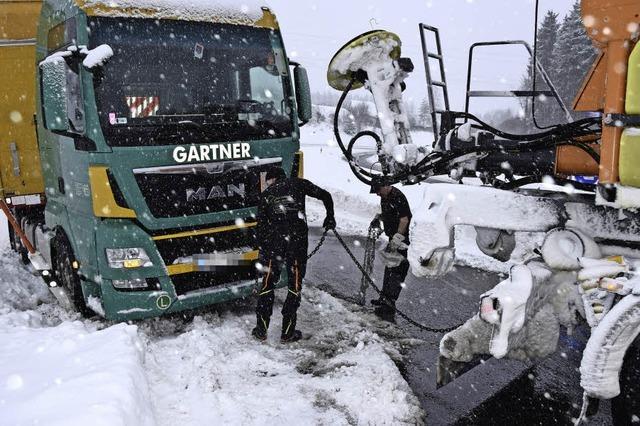 Streufahrzeug zieht Brummi aus dem Graben