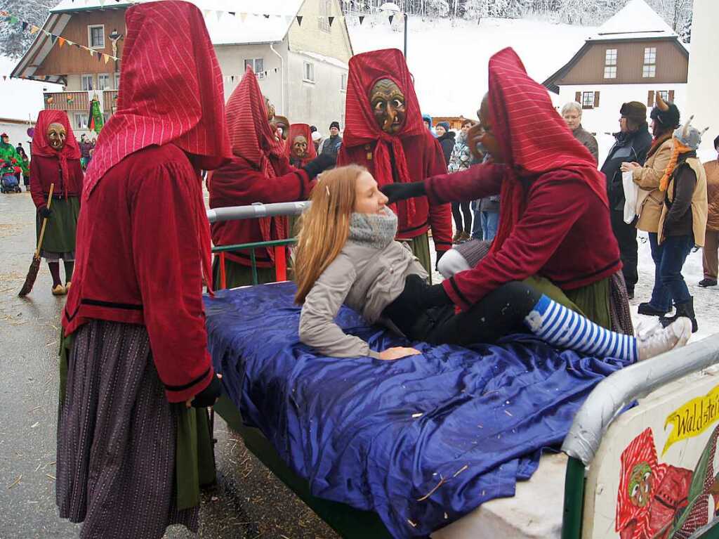 Ausgelassen feierten die Bergteufel in Oberprechtal ihr Zunftjubilum.<?ZP?>
 Fotos: Roland Gutjahr und Bernd Fackler