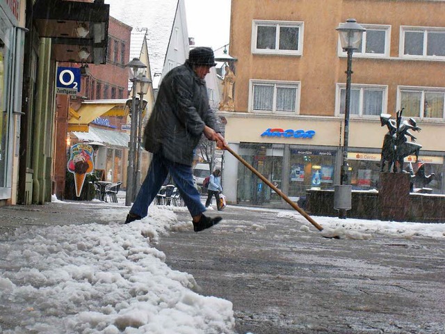 Derzeit ist in Offenburg fters  mal Schneeschippen angesagt  | Foto: helmut seller