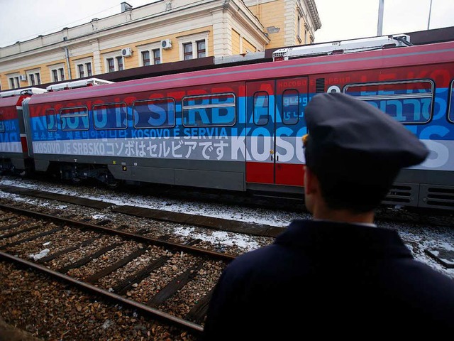 Provokante Propaganda: Ein Mitarbeiter...rift &#8222;Kosovo ist Serbien&#8220;.  | Foto: dpa
