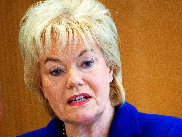 Erika Steinbach geht im Zorn.   | Foto: dpa