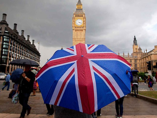 Harter oder weicher Brexit: Regenschir...in London jedenfalls immer gebrauchen.  | Foto: AFP