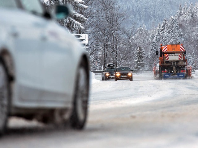 Nervenkitzel beim Fahren: Winterverkehr am Feldberg  | Foto: dpa