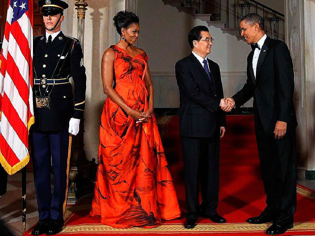 Michelle Obama leuchtet in Rot, whrend Chinas Staatschef Hu Jintao US-Prsident Obma die Hand schttelt (19. Januar 2011).