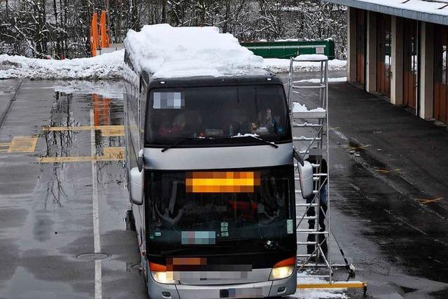 Reisebus fhrt eine Tonne Schnee auf dem Dach spazieren