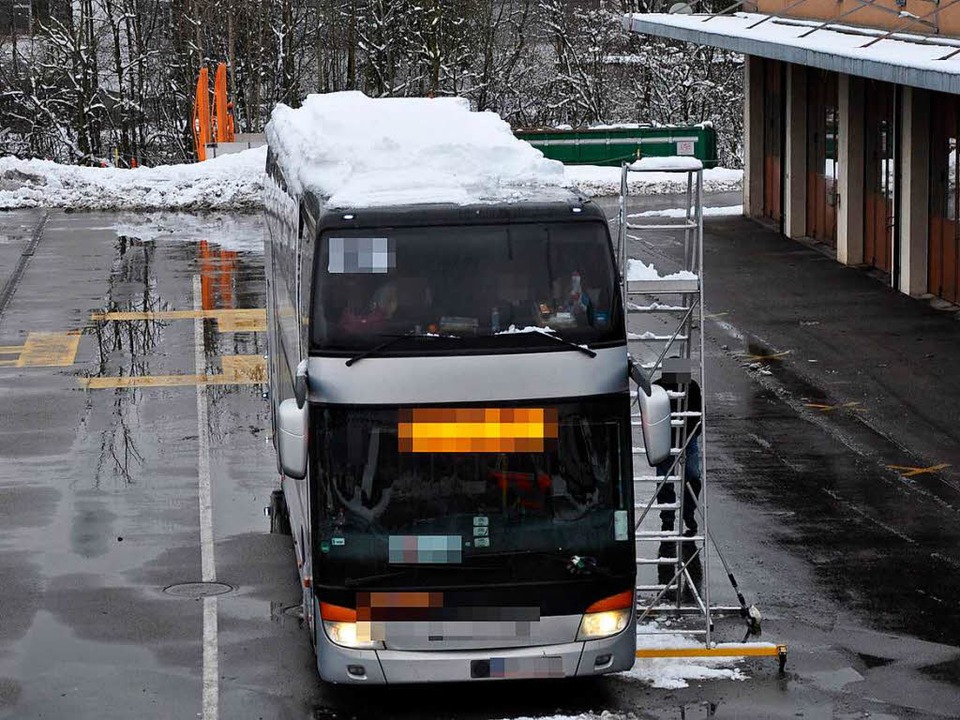 Reisebus Fährt Eine Tonne Schnee Auf Dem Dach Spazieren - Schweiz ...