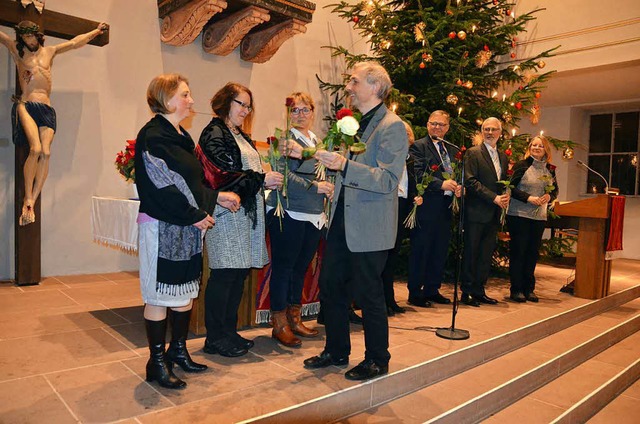Mit Rosen beschenkte Matthias Weber die Kirchenltesten.  | Foto: Silke Hartenstein