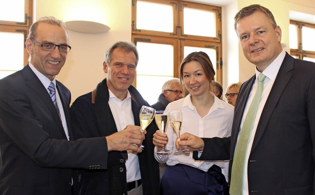 Brgermeister  Dirk Blens (rechts)  st...rger und Gste folgten der Einladung.   | Foto: Ingeborg Grziwa