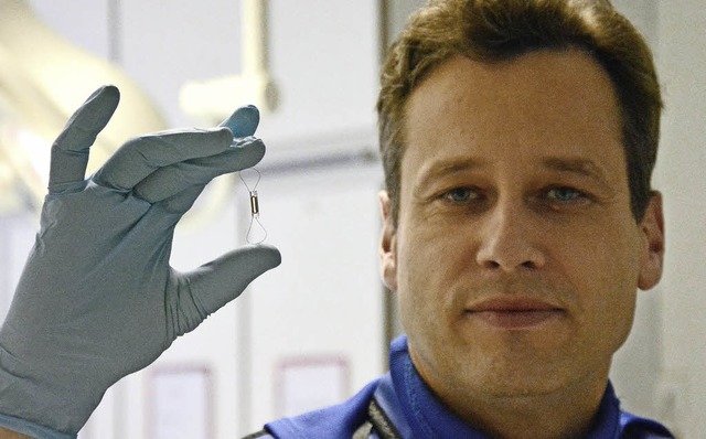 Professor  Andreas Zirlik mit dem neuartigen miniaturisierten Blutdruck-Sensor   | Foto: Universittsherzzentrum