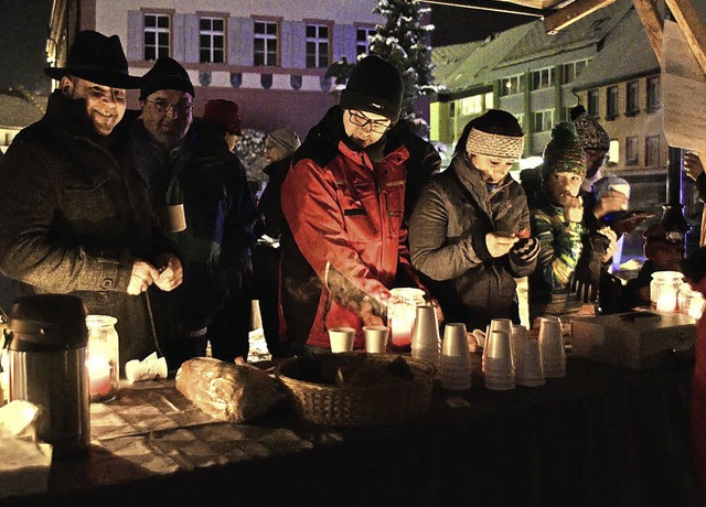 Aktion Licht aus: Am Glhweinstand bei...end eine heiter-besinnliche Stimmung.   | Foto: Philippe Thines