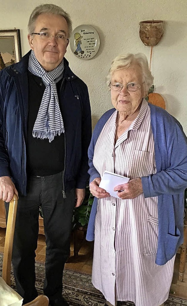 Dekan Peter Berg bergibt Hella Doll 1900 Euro fr ihr Kinderheim in Murg.   | Foto: Schwester Bernarda