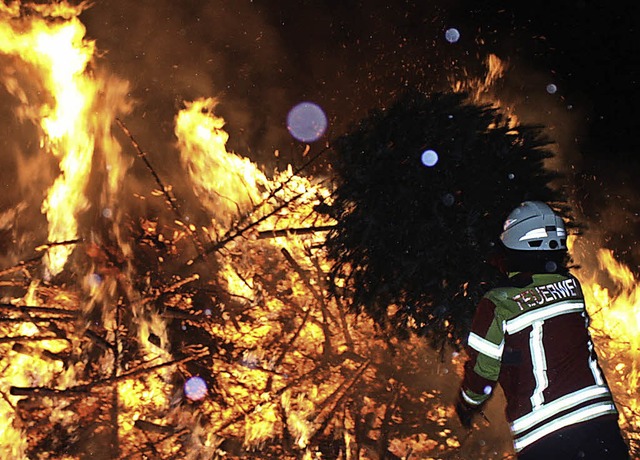 Bereits zum siebten Mal veranstaltete ...inger Wehr die Christbaumverbrennung.   | Foto: Gabriele Fssler