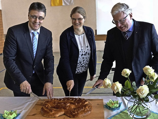 Schneiden die Neujahrsbrezel an (von l...m Jakob und Pfarrer Herbert Malzacher   | Foto: J. Steckmeister