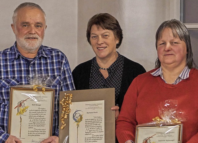 Rolf Briegel, Barbara Rueb und Gabriel...jahrzehntelange Treue zum Chor geehrt.  | Foto: Julia Becker