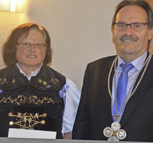 Margarethe Rmmele erhielt die Ehrennadel des Landes von Brgermeister Schmidt.   | Foto: Rmmele