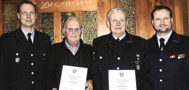 Guido Gfrrer (Zweiter von rechts) und...vertreter Martin Selz (links) geehrt.   | Foto: Cornelia Selz