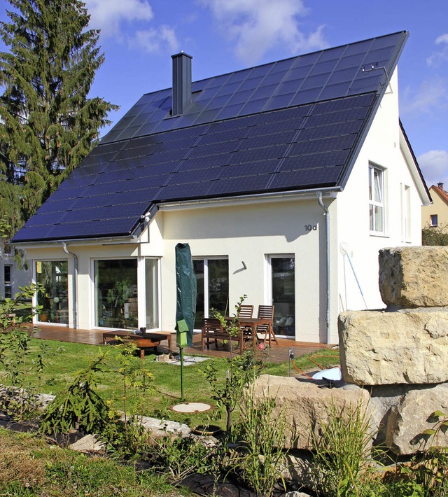 Dieses Haus versorgt sich selbst mit E...#8211; vor allem mit Hilfe der Sonne.   | Foto: Timo Leukefeld (dpa)