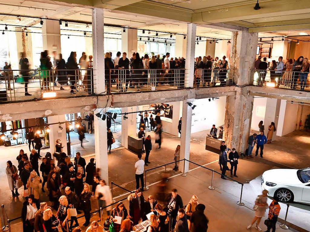 Besucher kommen am  in Berlin zur Show des Labels Lena Hoschek ins alte Kaufhaus Jandorf .