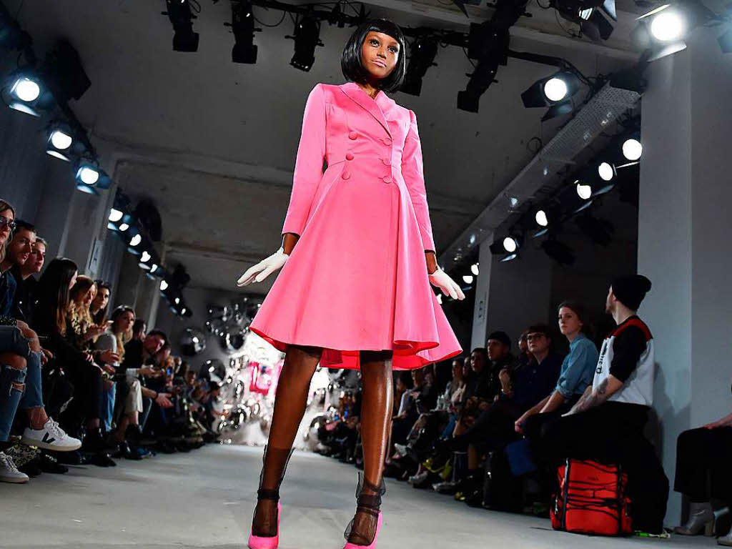 Ein Model tritt   bei der Show des Labels Lena Hoschek im Rahmen der Berliner Modewoche auf.