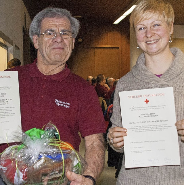 Geehrt Blutspender:  Johannes Schauer und Silke Zeitz.   | Foto: Rosa