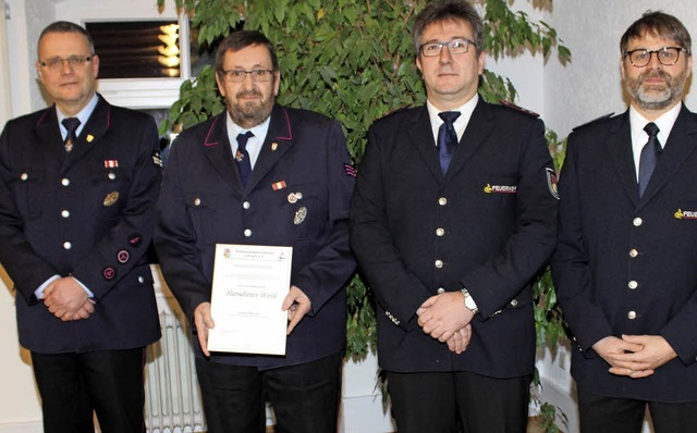 Mit der Ehrennadel in Silber des Kreis... Harald Lehmann (links) gratulierten.   | Foto: Cremer