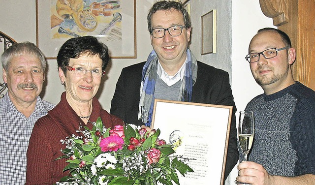 Luise Wehrle wurde fr 50 Jahre Chorge... Johannes Herrmann und Eduard Wagner.   | Foto: Gaby Beha