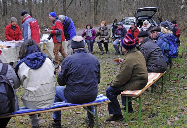 Bei einer Rast gab es Heigetrnke und Neujahrsbrezeln fr die Winterwanderer.   | Foto: Dieter Fink