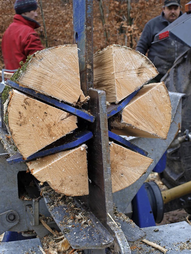 Mit einem gewaltigen Krachen werden die Holzrollen in sechs Scheiter gespalten.  | Foto: Paul Schleer