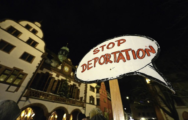 Fr ein Ende von Abschiebungen: Protest am Rathausplatz   | Foto: schneider