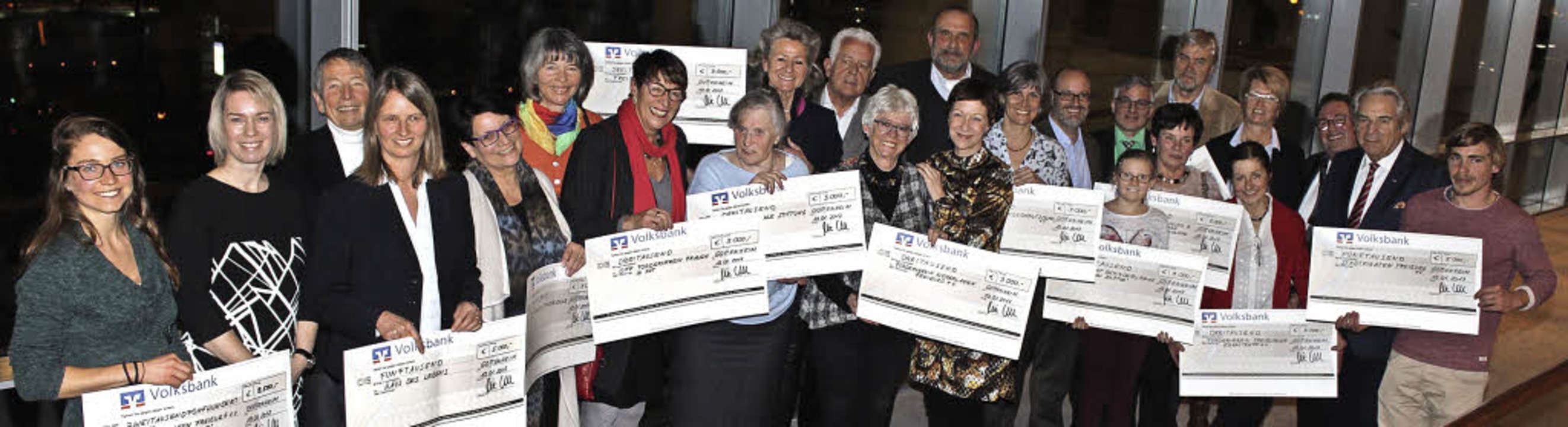 Vertreter verschiedener Organisationen... Spendenschecks der Firma AHP Merkle.   | Foto: Mario Schöneberg