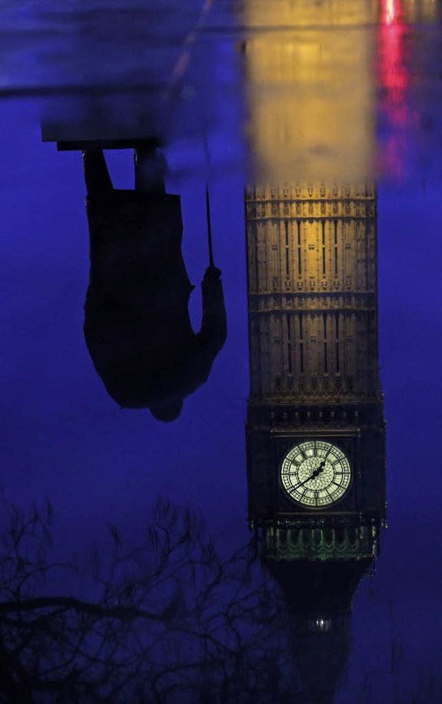 London steht Kopf? Nicht wirklich. Die... Ben als Spiegelbild in einer Pftze.   | Foto: AFP