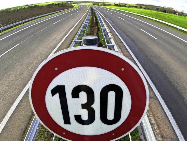 Tempo 130 auf der Autobahn ist politisch umstritten.   | Foto: DPA