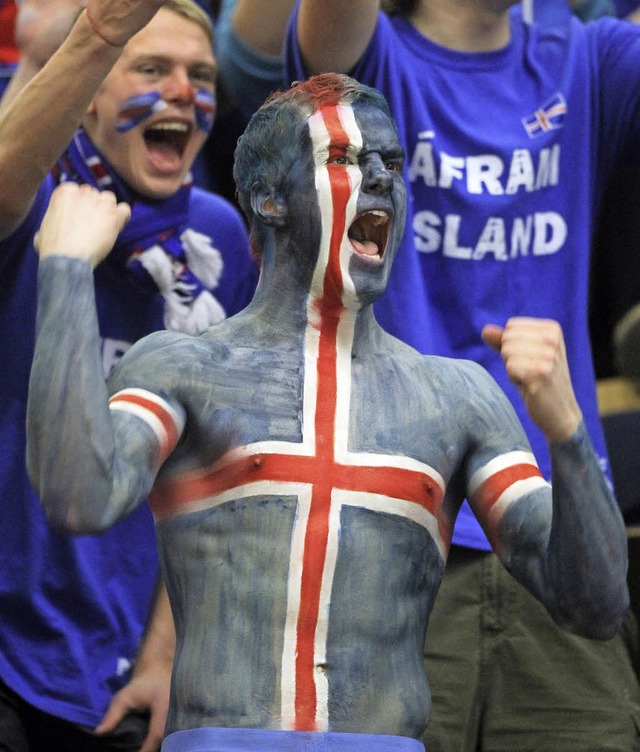 Die islndischen Fans halten sich selb...r verrckt. Im positiven Sinne aber.   | Foto: DPA