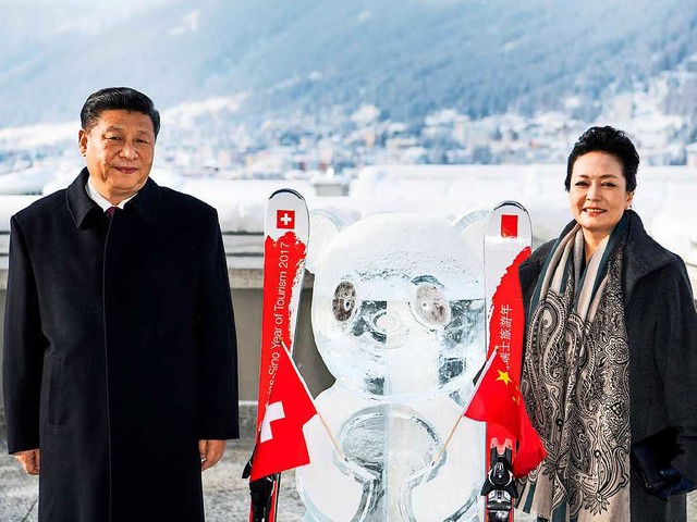 Idylle im Schnee: Chinas  Prsident Xi...yuan und  ein Pandabr als Eisskulptur  | Foto: dpa