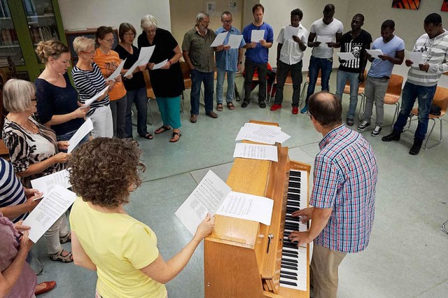 Chorgesang im Tandem: Flchtlingshelfe...chtlinge stimmen gemeinsame Lieder an.  | Foto: Freundeskreis Flchtlinge Lahr