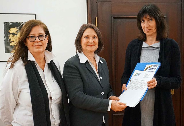 Regierungsprsidentin Brbel Schfer (...inks) und Sonia-Ellen Hoesl  entgegen.  | Foto: Julius Wilhelm Steckmeister