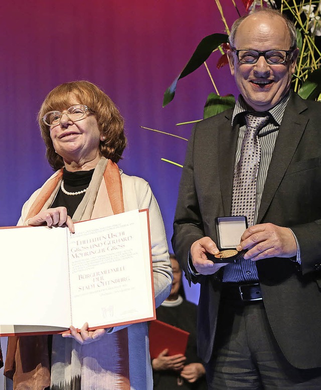 Gerhard Mhringer-Gross und Ehefrau Us... bei der Verleihung der Brgermedaille  | Foto: breithaupt