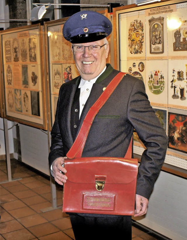 Egon Gerteis (mit roter Eilzustelltasc...blatt-Telegramme aus 75   Post-Jahren.  | Foto: Reinhard Herbrig