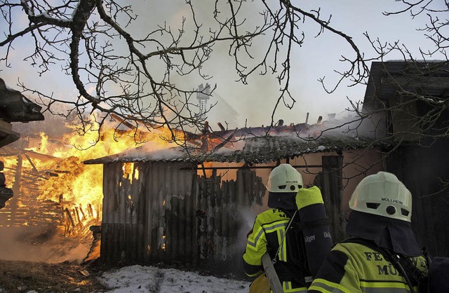 Die Scheunengebude brannten  nieder, das Wohngebude konnte gerettet werden.   | Foto: Volker Mnch