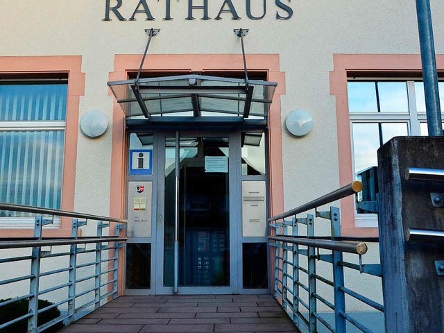 Im Rathaus Buchenbach gibt es  rger mit Reichsbrgern.   | Foto: Donner/dpa