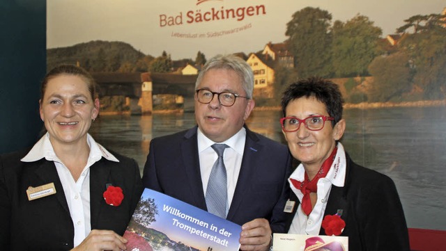 Umringt von Corinna Steinkopf (links) ... Messestand auf der CMT in Stuttgart.   | Foto: Gerd Leutenecker