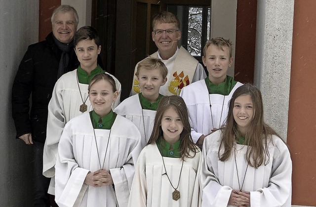 Gemeinsam mit Ministranten hat Pfarrer...vierte Pfarrhaus in Horben eingeweiht.  | Foto: Hartwig Kluge