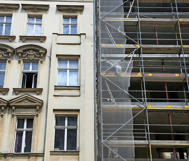 In Berlin-Mitte stehen sie direkt nebe...rmen  und neue Bauten fr die Reichen.  | Foto: Bernd von Jutrczenka