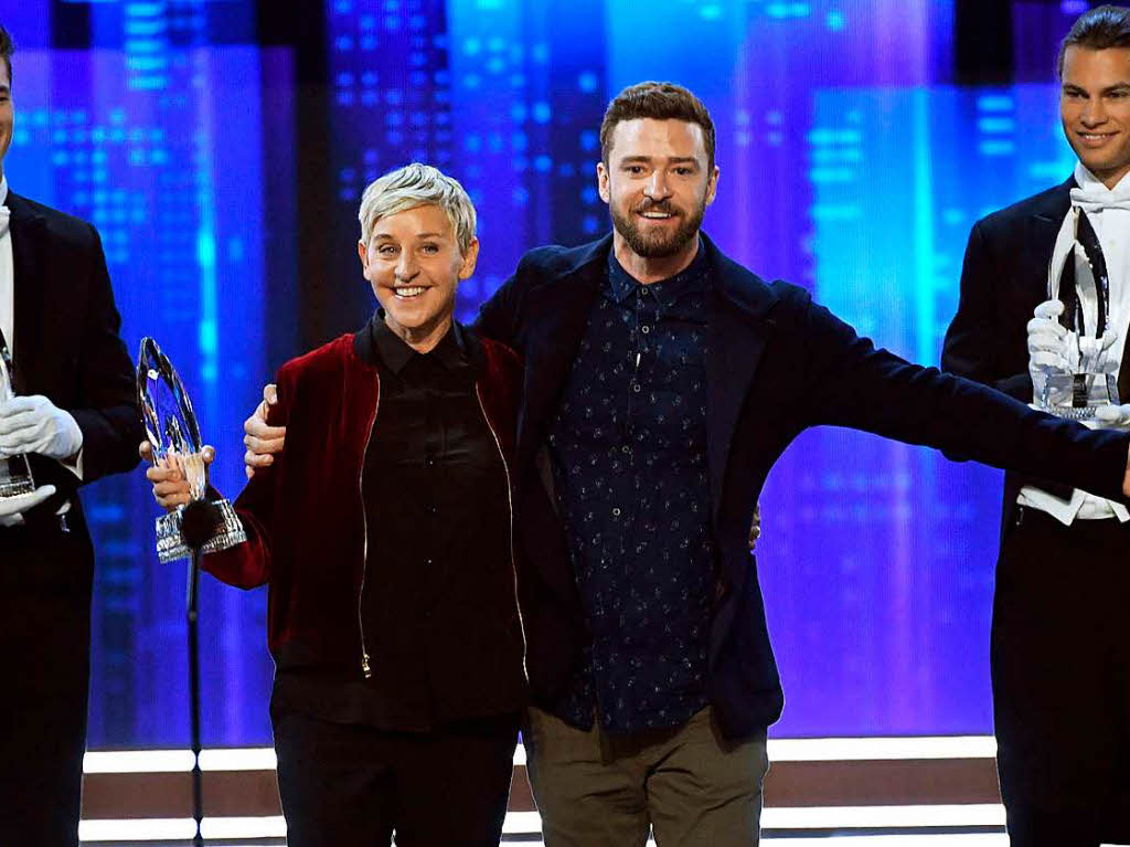 Ellen DeGeneres gewann als beste Talkshow-Moderatorin, fr die Vertonung des Zeichentrickhits „Findet Dorie“ und in der Sparte „Komdiantische Zusammenarbeit“ fr ein witziges Video mit Britney Spears.