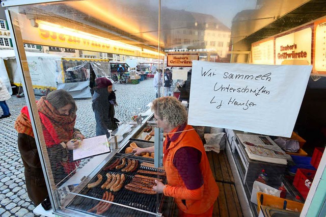 Standhalten beim Wrschtlebraten: Die Kunden machen Mut mit Unterschriften.   | Foto: Ingo Schneider