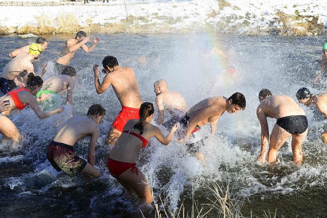 Fr die Dreisam ist es nie zu kalt: Beim Anbaden 2016 war das Wetter bestens  | Foto: Ingo Schneider